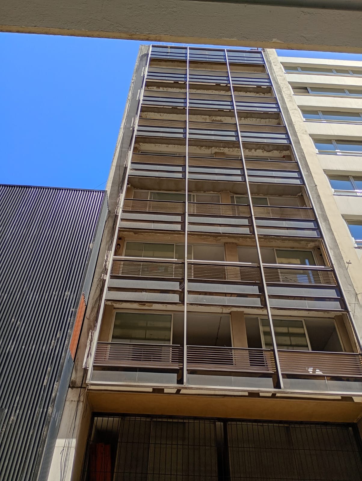 Edificio con carpinterías de aluminio en todos sus balcones