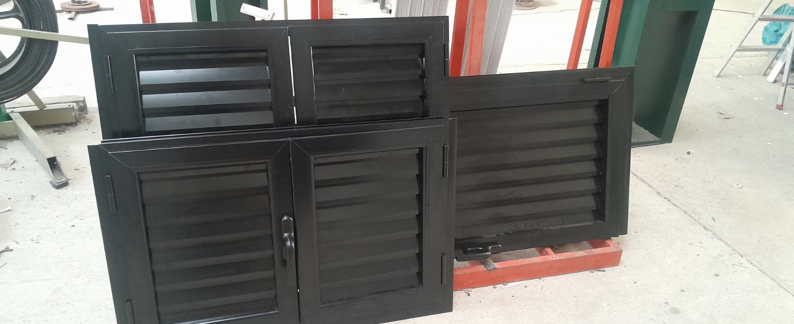 Postigos de aluminio negros terminados