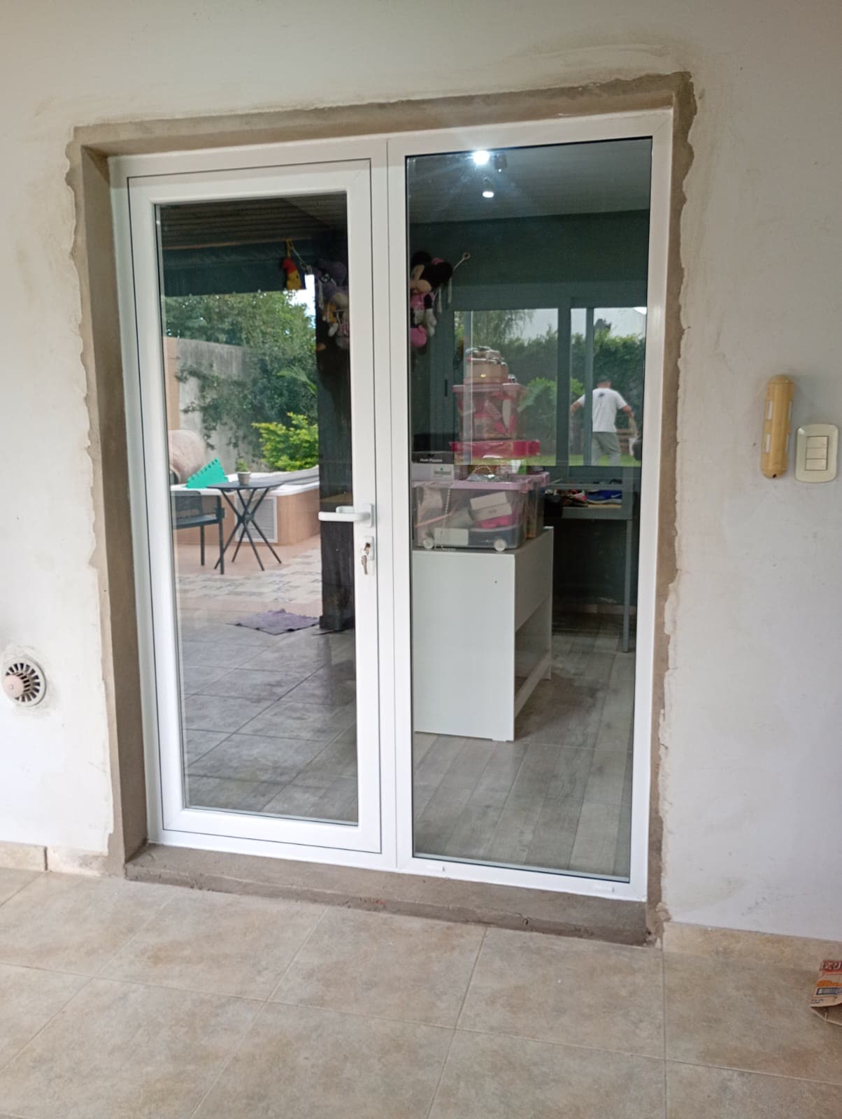 Puerta doble de aluminio blanco con vidrio